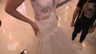 Maria will unbedingt ein enges Modell anprobieren Maria will unbedingt ein enges Modell anprobieren