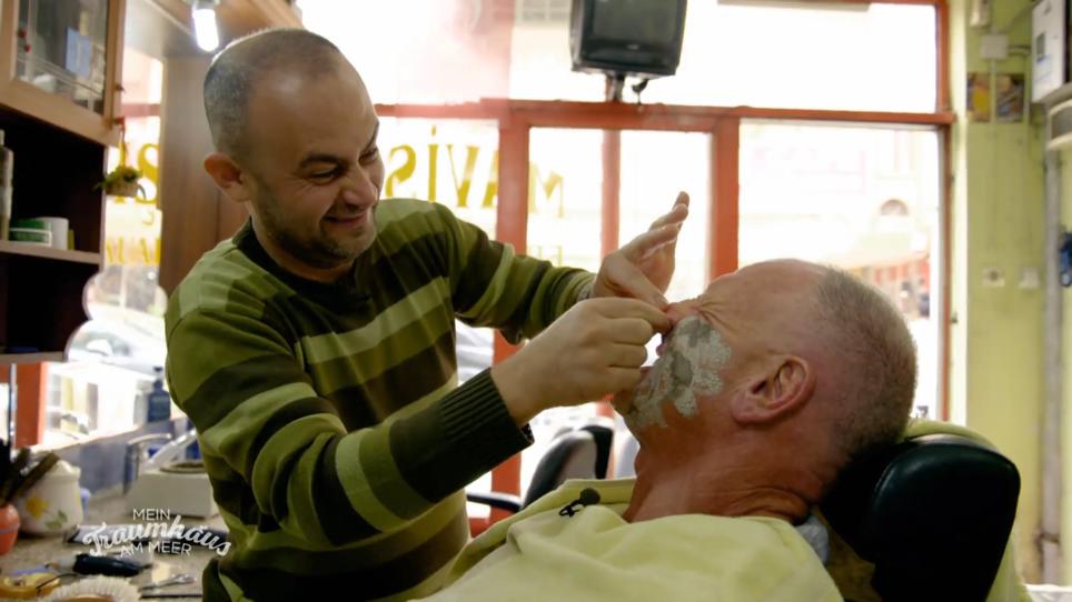 Karl leidet beim Barbier Karl leidet beim Barbier