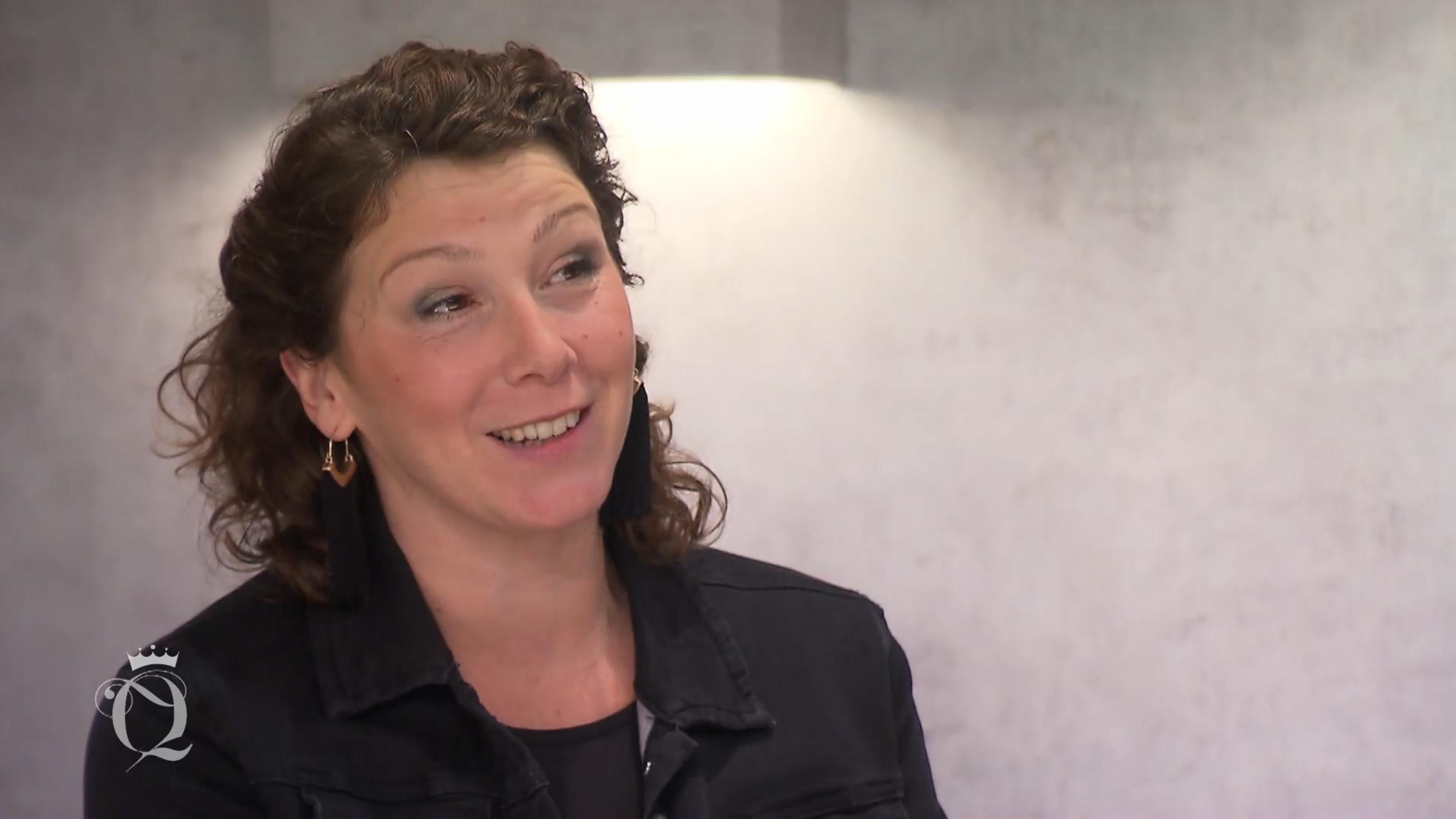 Nadina: "Ich finde dein Outfit super, ich feier es total!" Nadina: "Ich finde dein Outfit super, ich feier es total!"