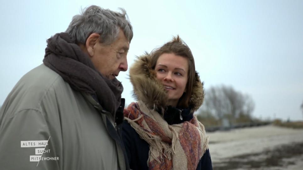 Spaziergang am Strand und heiße Getränke im Camper Spaziergang am Strand und heiße Getränke im Camper