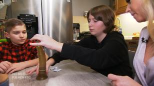 Sexualunterricht mit Dildo und Kondom Sexualunterricht mit Dildo und Kondom