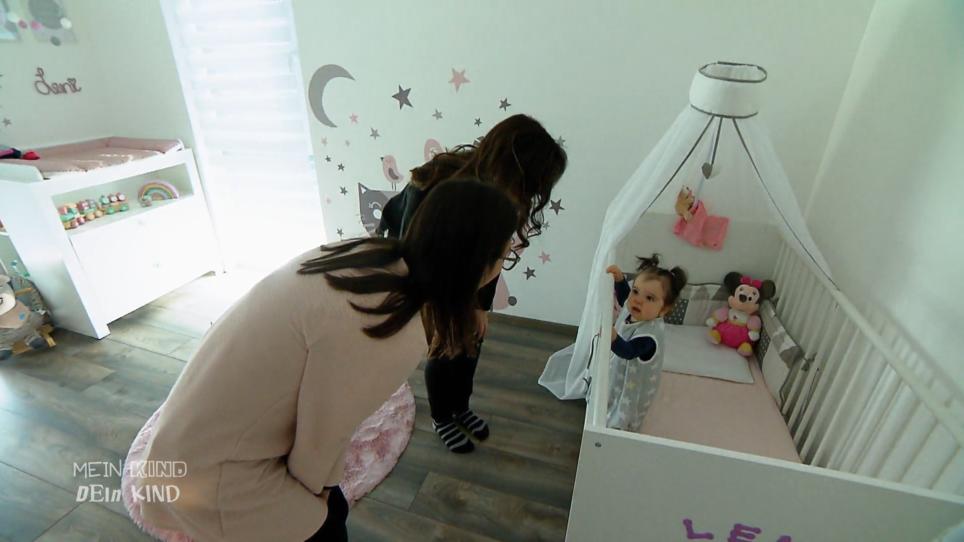 Leni schläft in ihrem eigenen Zimmer Leni schläft in ihrem eigenen Zimmer