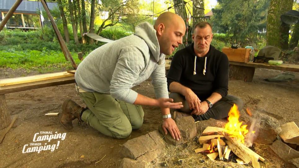 Frank fühlt sich beim Survival Training wie ein Räucherlachs Frank fühlt sich beim Survival Training wie ein Räucherlachs