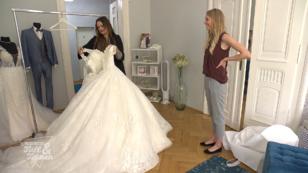 Braut Carolin bringt ihr eigenes Kleid mit zur Anprobe Braut Carolin bringt ihr eigenes Kleid mit zur Anprobe