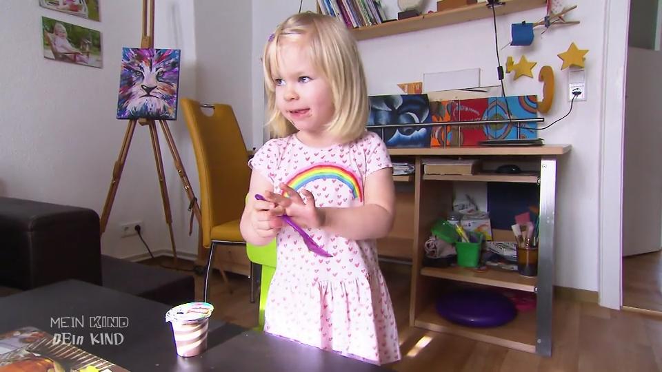 Nela darf sich selbstständig 2 Puddinge nehmen Nela darf sich selbstständig 2 Puddinge nehmen