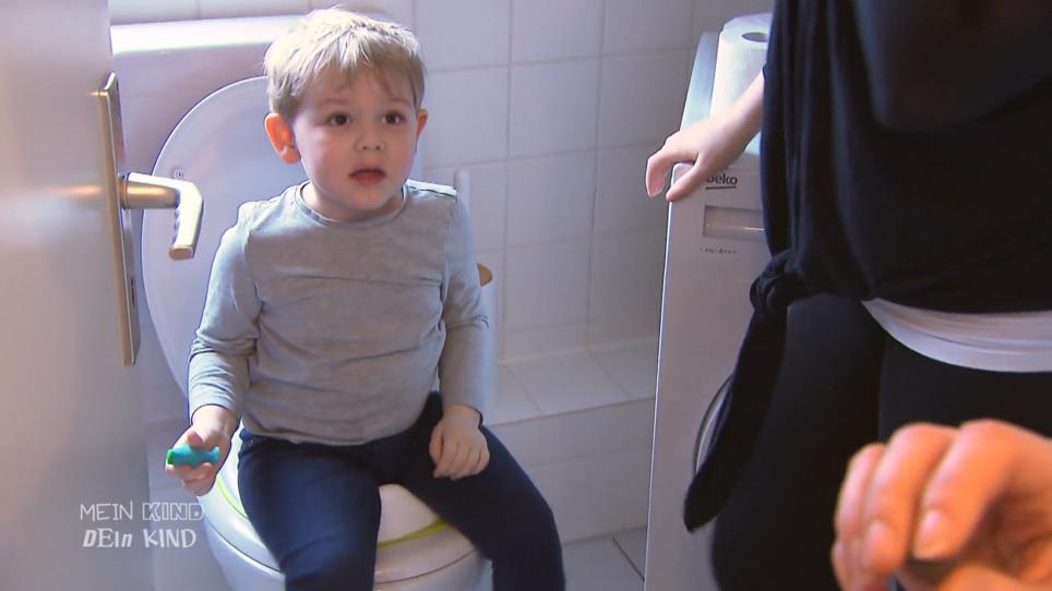Emilio wird einfach aufs Töpfchen gesetzt Emilio wird einfach aufs Töpfchen gesetzt
