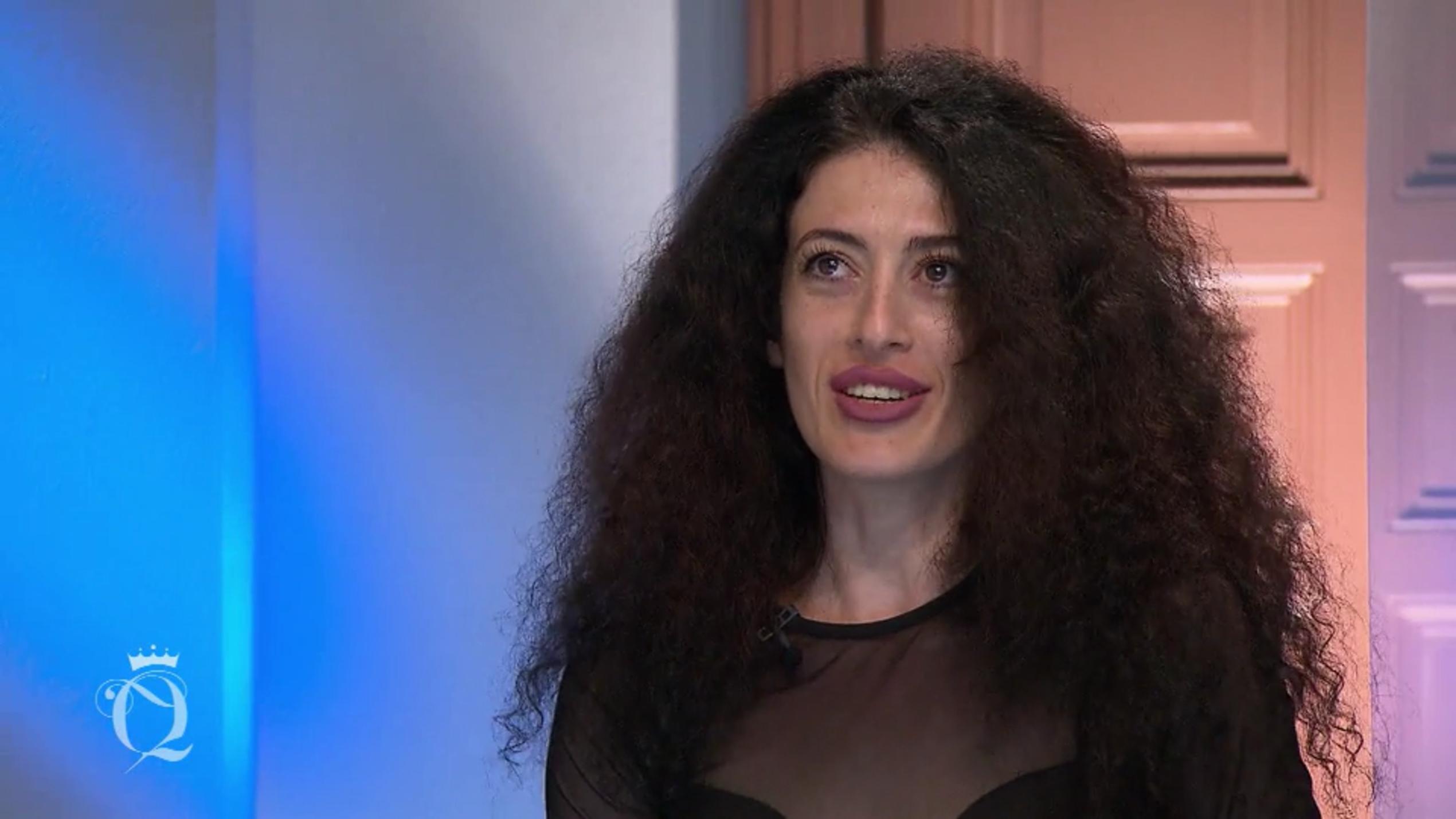 Susannes Look macht Sally im ersten Moment sprachlos Susannes Look macht Sally im ersten Moment sprachlos