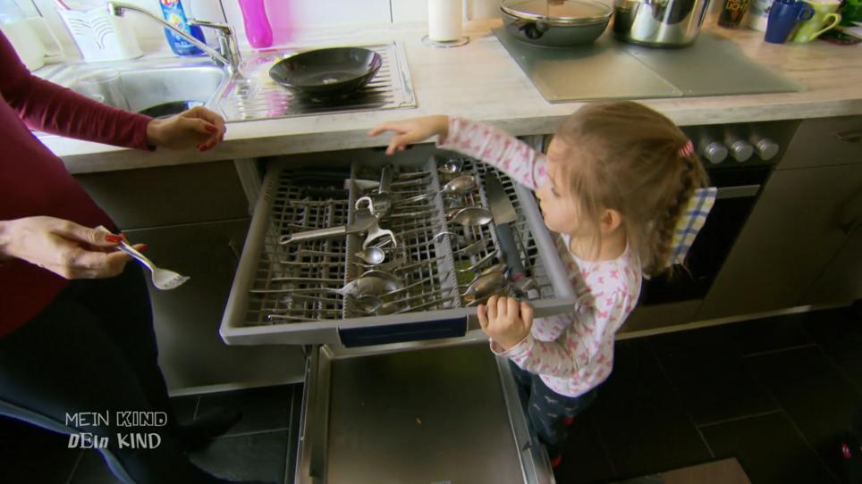 Lucy räumt jeden Tag die Spülmaschine ein! Lucy räumt jeden Tag die Spülmaschine ein!