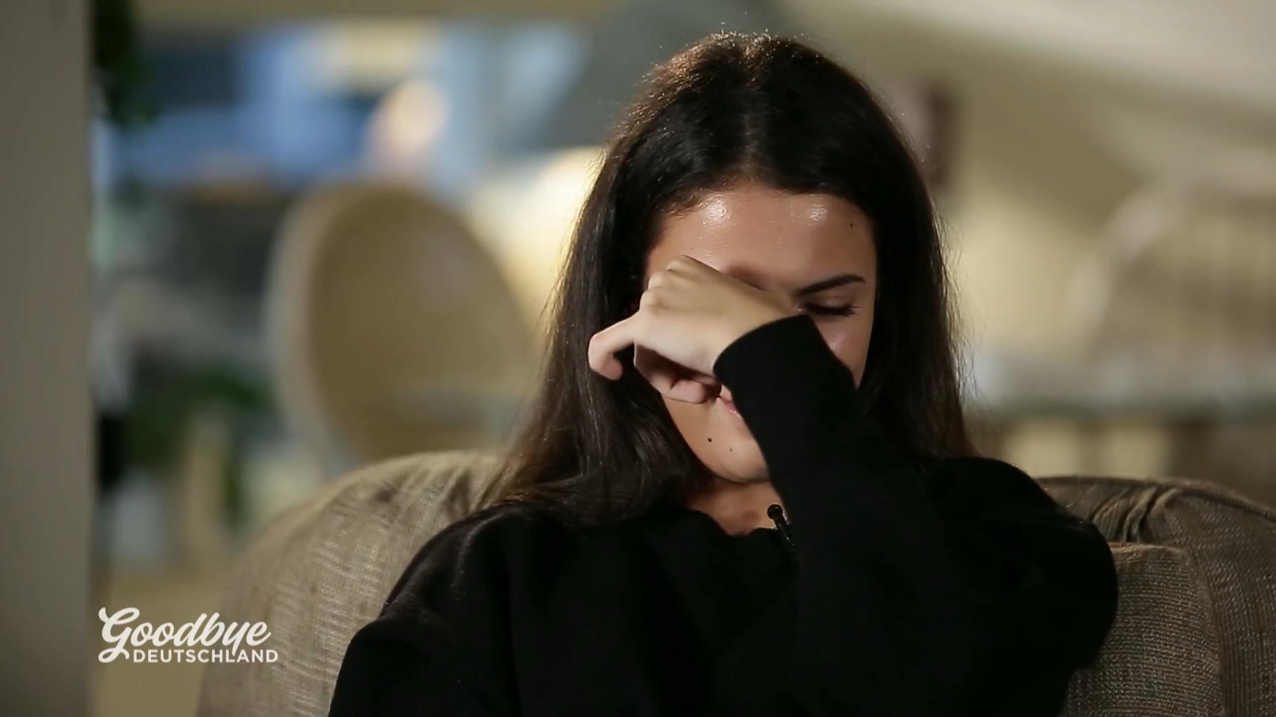 Bei den Erinnerungen weint Ashley bittere Tränen Bei den Erinnerungen weint Ashley bittere Tränen