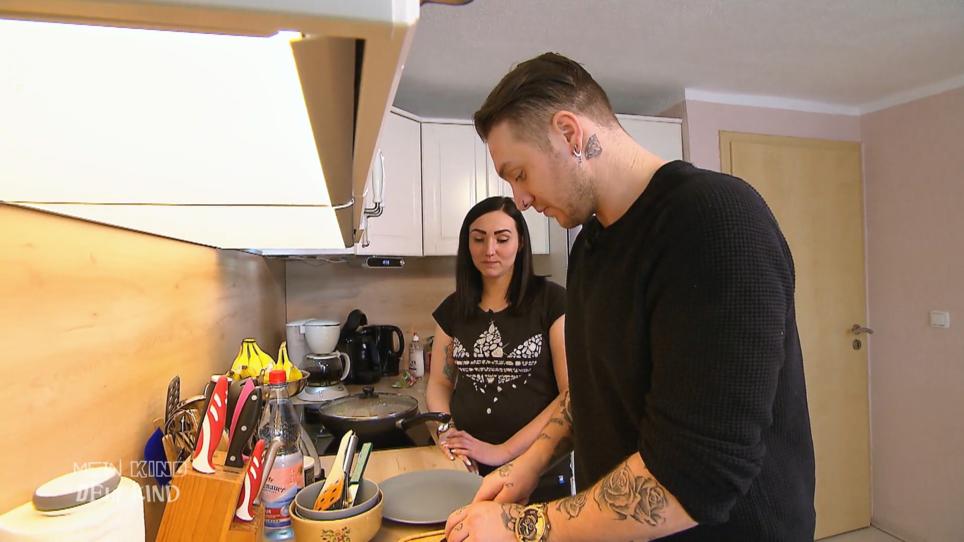 Samuele gibt Sina Kochunterricht mit frischen Zutaten Samuele gibt Sina Kochunterricht mit frischen Zutaten