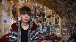 Marias 15-jähriger Tochter ist ihr Lebensstil peinlich Marias 15-jähriger Tochter ist ihr Lebensstil peinlich