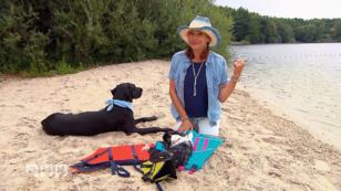 Diana Eichhorn testet Schwimmwesten für den Hund Diana Eichhorn testet Schwimmwesten für den Hund