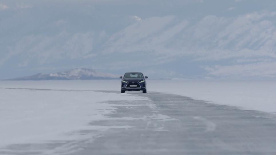 Mit dem Lexus über den Eissee Mit dem Lexus über den Eissee