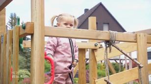 Vera geht täglich mit ihren Kindern an die frische Luft Vera geht täglich mit ihren Kindern an die frische Luft
