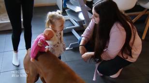 Ella hat viel Kontakt mit dem Familienhund Luna Ella hat viel Kontakt mit dem Familienhund Luna