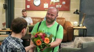 Peter hat Blumen für Marco mitgebracht Peter hat Blumen für Marco mitgebracht