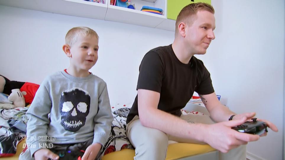 Dieser Papa sorgt für Empörung bei den zuschauenden Eltern Dieser Papa sorgt für Empörung bei den zuschauenden Eltern