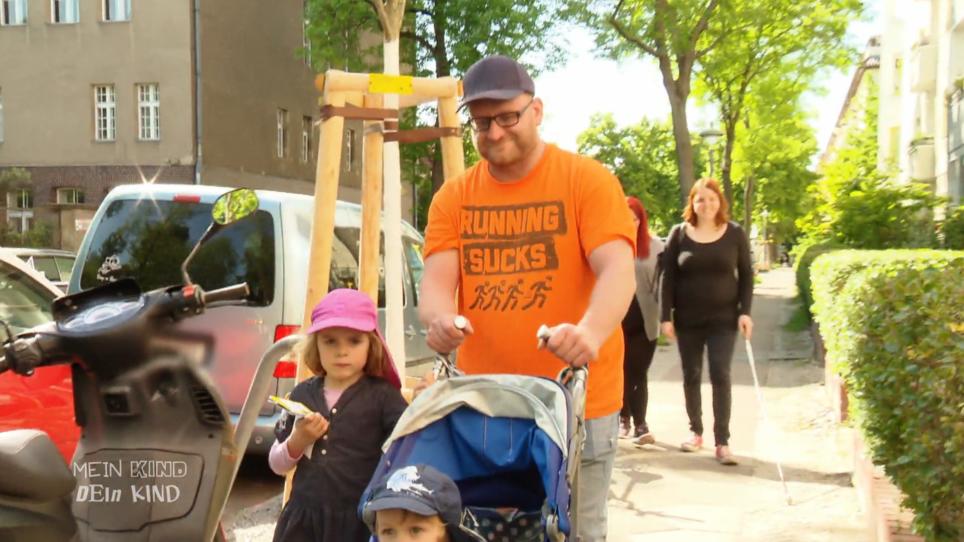 Beim täglichen Spaziergang sitzt Sohn Maxi im Buggy Beim täglichen Spaziergang sitzt Sohn Maxi im Buggy