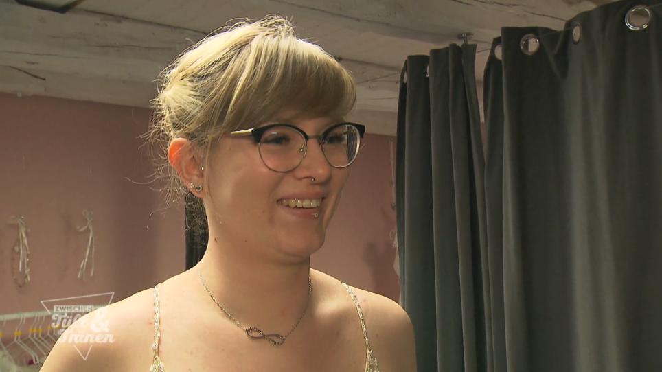 Braut Lina ist hin und her gerissen Braut Lina ist hin und her gerissen