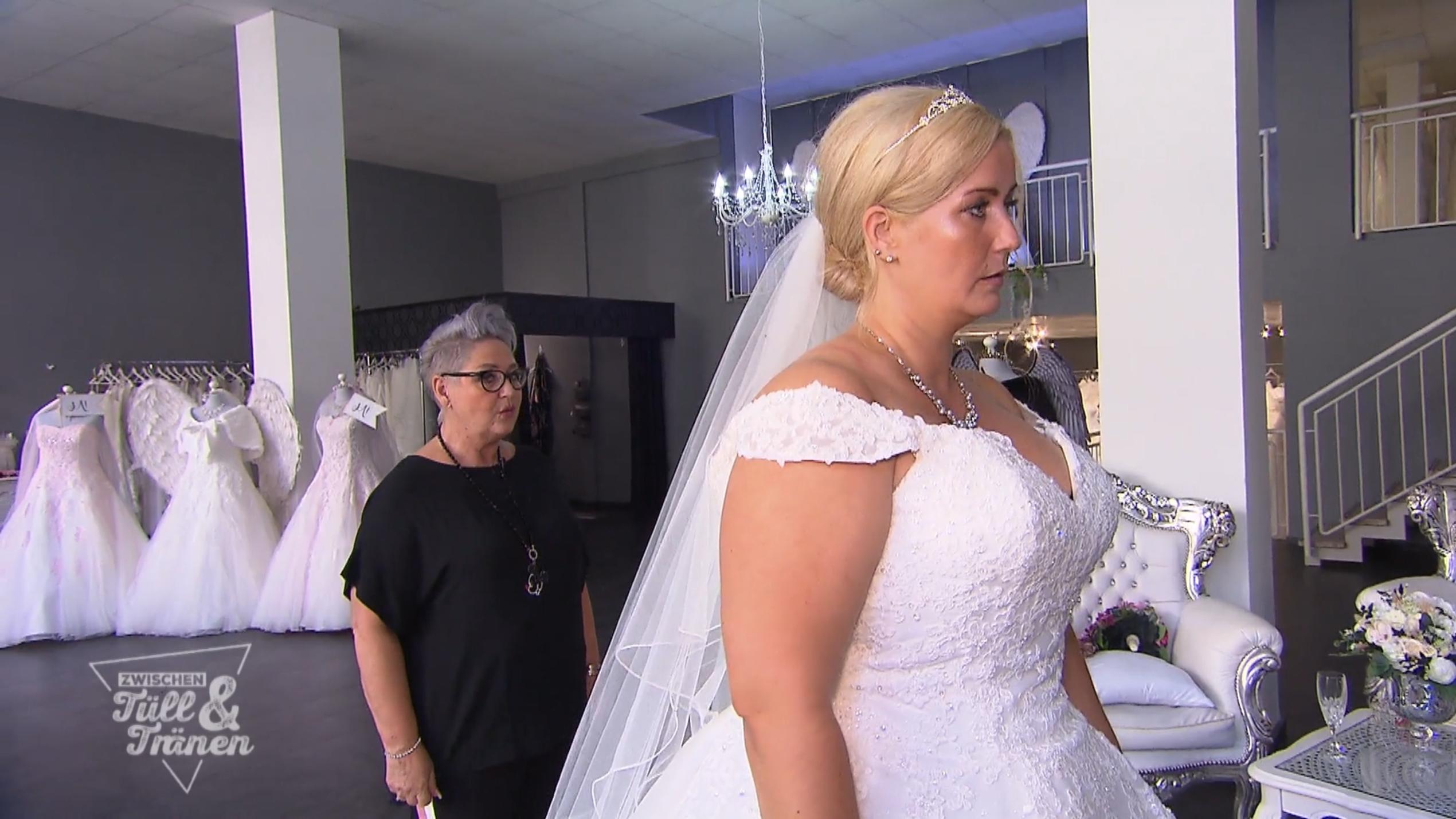 Braut Daniela hat eine überdurchschnittlich große Oberweite Braut Daniela hat eine überdurchschnittlich große Oberweite