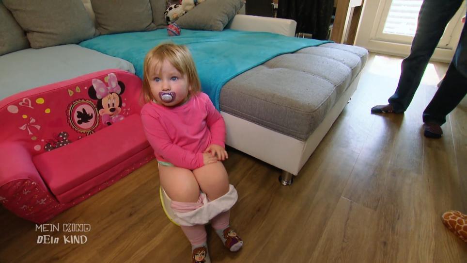 Aufs Töpfchen geht Palina im Wohnzimmer Aufs Töpfchen geht Palina im Wohnzimmer