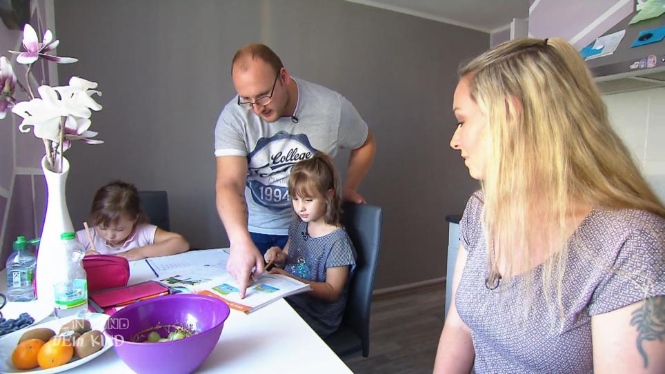 Marcus lässt sich einiges von seiner Stieftochter gefallen Marcus lässt sich einiges von seiner Stieftochter gefallen