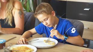 In Fynns Familie wird am Essenstisch nicht gesprochen In Fynns Familie wird am Essenstisch nicht gesprochen
