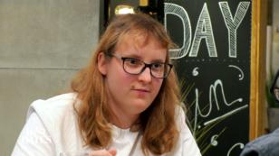 Melina hat kürzlich ihre Eltern verloren Melina hat kürzlich ihre Eltern verloren