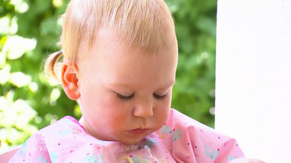 Melanie hat viele Regeln für ihre 1-jährige Tochter Melanie hat viele Regeln für ihre 1-jährige Tochter