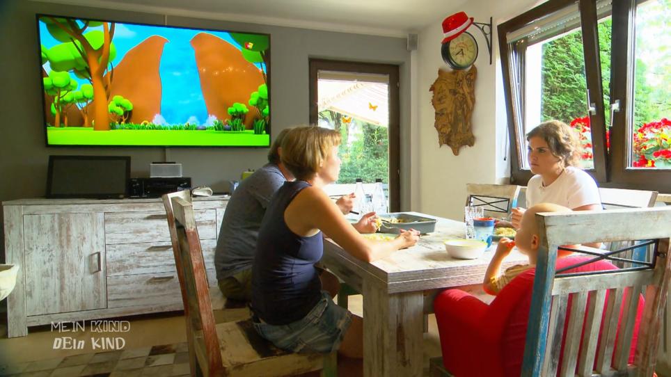 Beim Essen läuft meistens der Fernseher Beim Essen läuft meistens der Fernseher