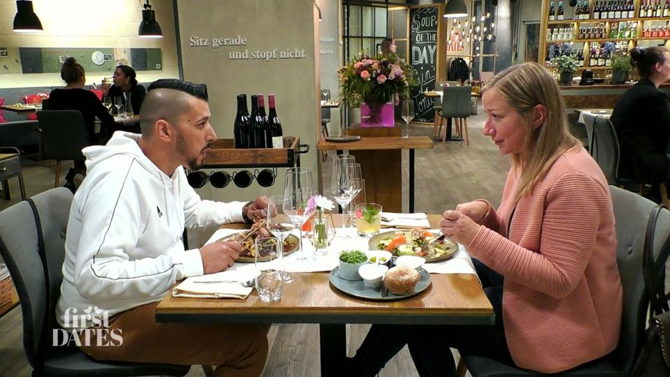 Cynthia lädt sich bei Inan zum Essen ein Cynthia lädt sich bei Inan zum Essen ein