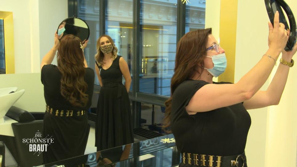 Manuela ist der Schreck eines jeden Friseurs Manuela ist der Schreck eines jeden Friseurs