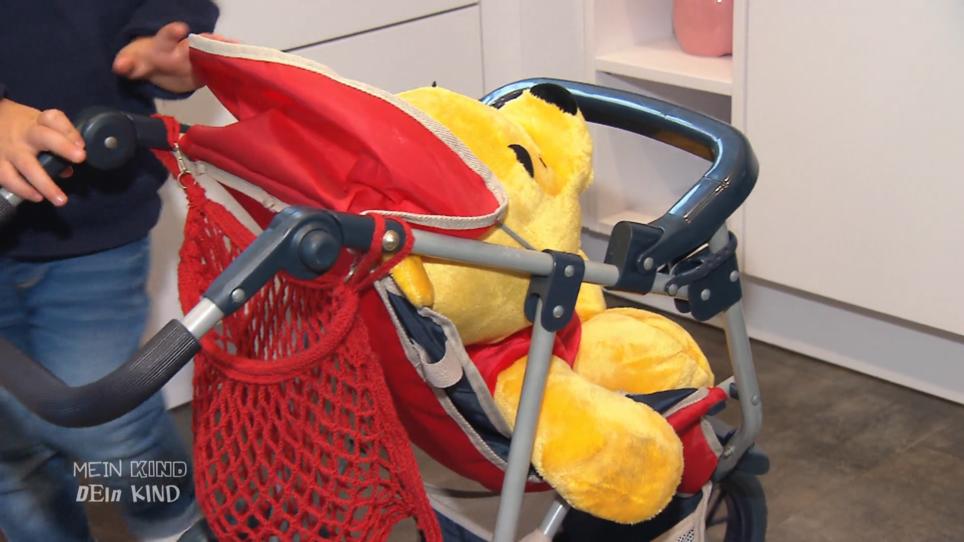 Jonas spielt gerne mit Kinderwagen und Puppen Jonas spielt gerne mit Kinderwagen und Puppen