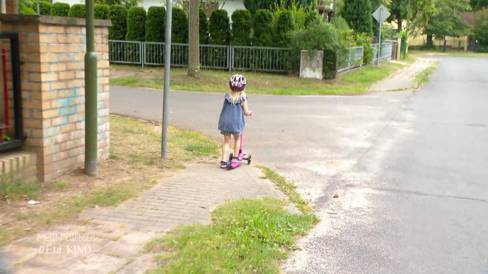 Marie lässt Margot mit dem Roller vorfahren! Marie lässt Margot mit dem Roller vorfahren!