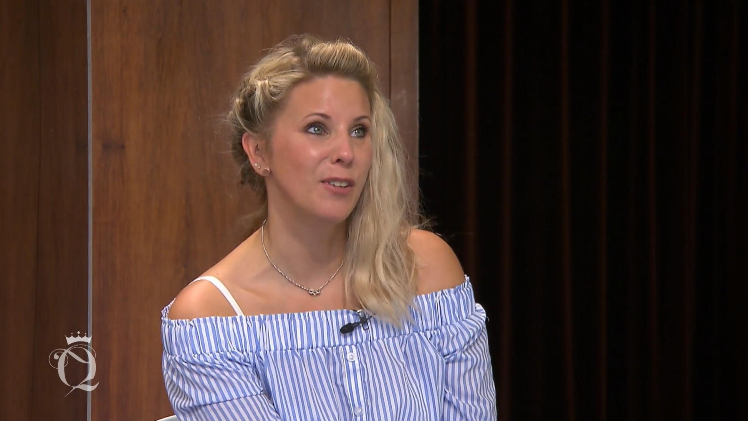 Claudias farbenfroher Look ist eine große Überraschung Claudias farbenfroher Look ist eine große Überraschung