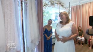 Cornelia möchte ihre Oberweite betonen Cornelia möchte ihre Oberweite betonen