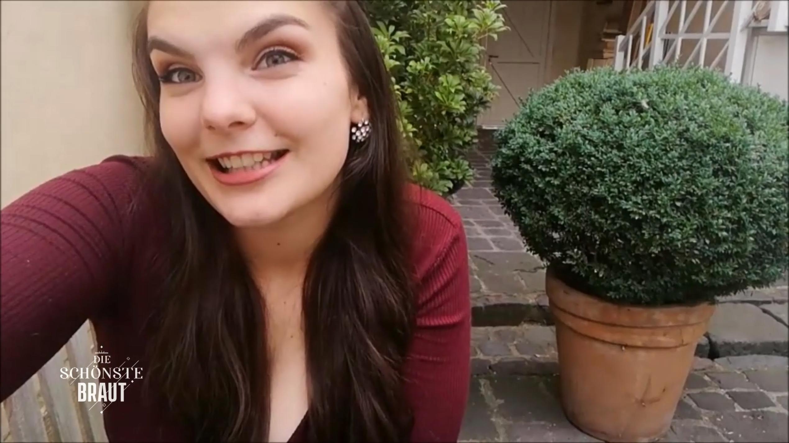 Die Halbfranzösin will ihre Kurven sexy in Szene setzen Die Halbfranzösin will ihre Kurven sexy in Szene setzen