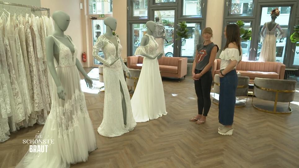 Die 42-Jährige muss sich für ein Kleid entscheiden Die 42-Jährige muss sich für ein Kleid entscheiden