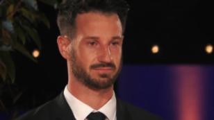 Alex vergibt die letzte Krawatte Alex vergibt die letzte Krawatte
