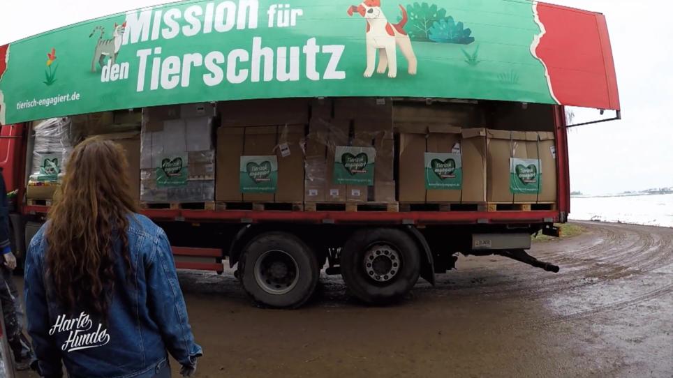 Zwei voll beladene LKWs mit Spenden Zwei voll beladene LKWs mit Spenden