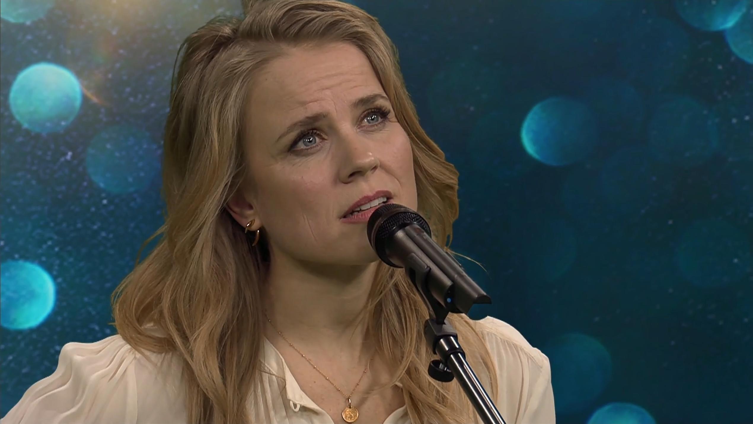 Ilse DeLange performt eine Akustikversion von "Changes" Ilse DeLange performt eine Akustikversion von "Changes"
