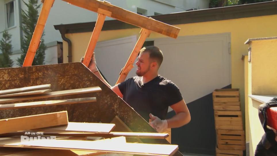 Der alte Flur liegt schon im Container Der alte Flur liegt schon im Container