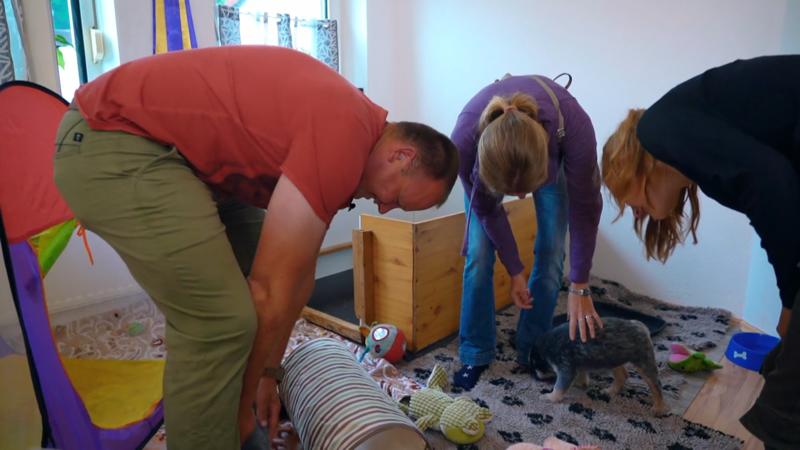 Grace wird von ihrer neuen Familie abgeholt