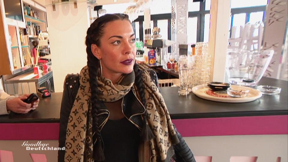 Julie ist skeptisch - das soll der neue Laden sein? Julie ist skeptisch - das soll der neue Laden sein?