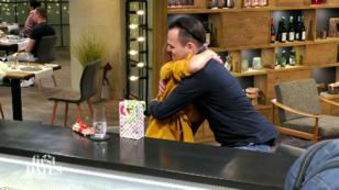 Bei dem süßen Geschenk fällt Julia ihrem Date in die Arme Bei dem süßen Geschenk fällt Julia ihrem Date in die Arme