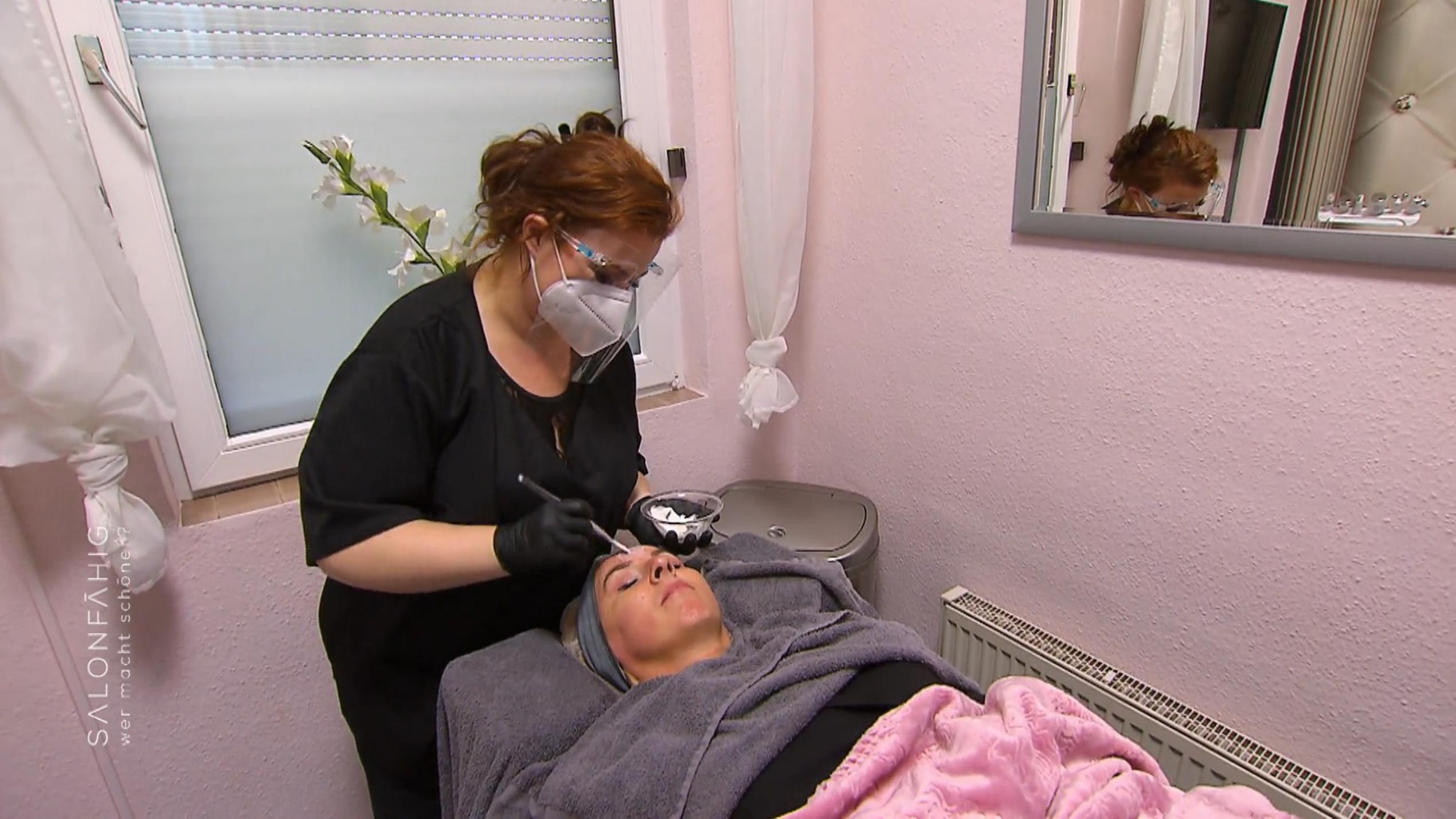 Emine fällt das Entspannen sichtlich schwer Emine fällt das Entspannen sichtlich schwer