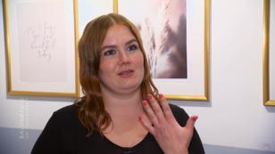 Sarah ist begeistert von ihren neuen Fingernägeln Sarah ist begeistert von ihren neuen Fingernägeln