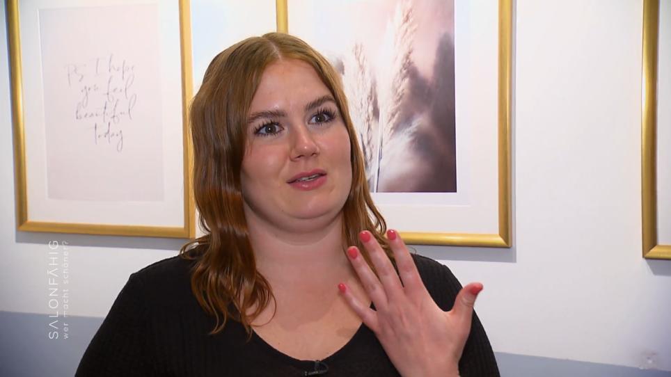 Sarah ist begeistert von ihren neuen Fingernägeln Sarah ist begeistert von ihren neuen Fingernägeln