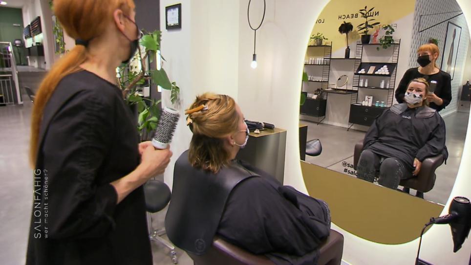 Kamila bekommt neuen Schwung in ihre Haare Kamila bekommt neuen Schwung in ihre Haare