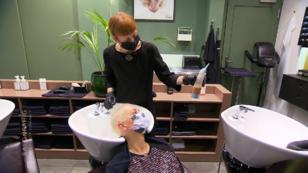 Für Beates Haare gibt es eine neue Farbe Für Beates Haare gibt es eine neue Farbe